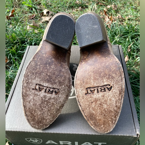 Ariat Stonewashed Booties size 9 only worn once or twice with original box - Picture 5 of 7